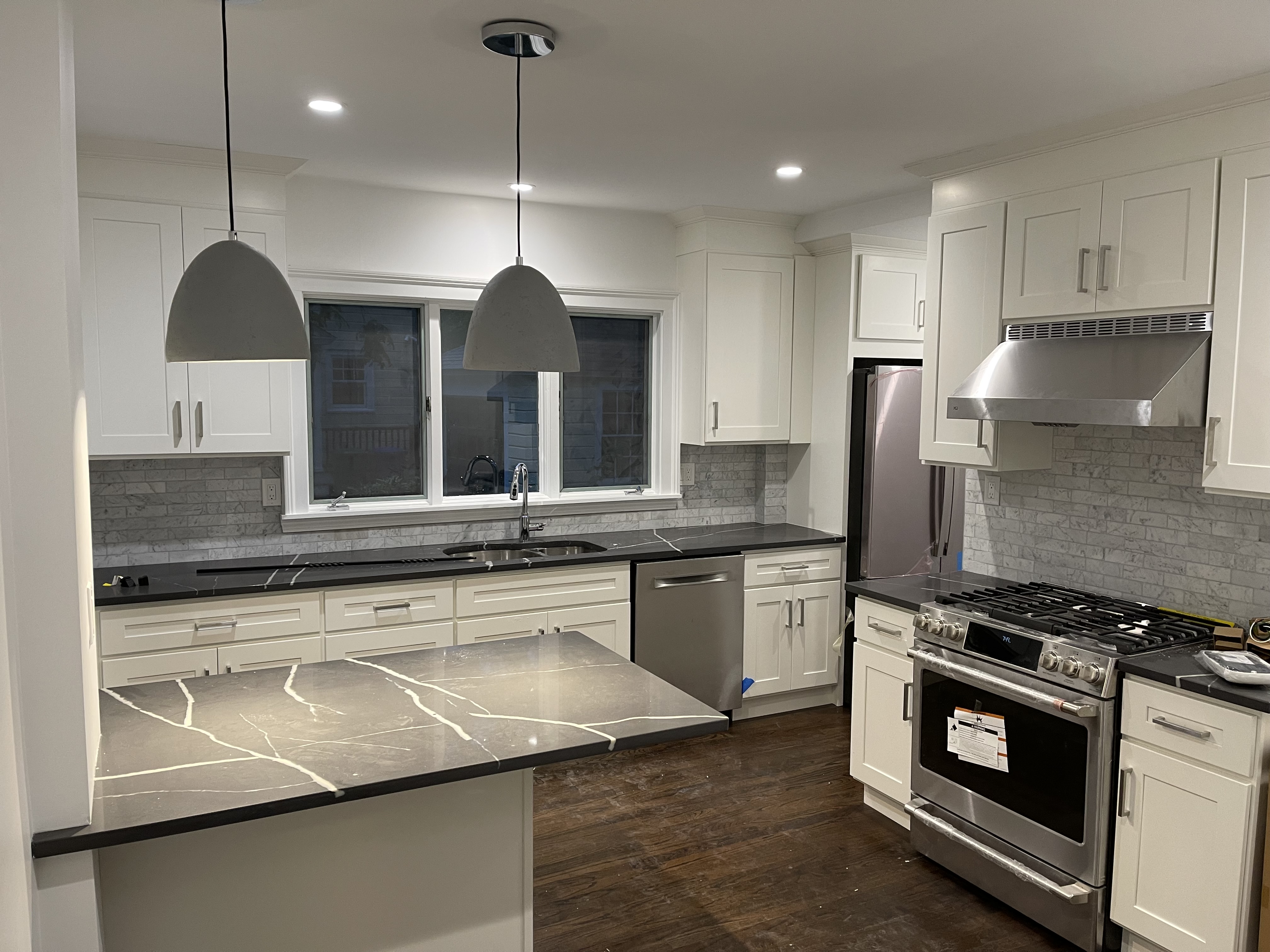 Modern kitchen wiring with pendant and recessed lighting